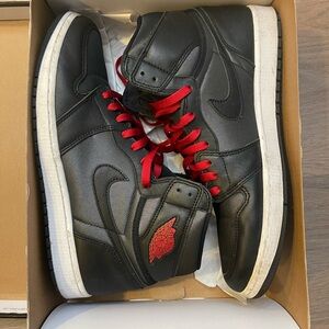 Used Men’s Air Jordan 1 Retro High OG (Gently Used) size 13 Black Satin Gym Red
